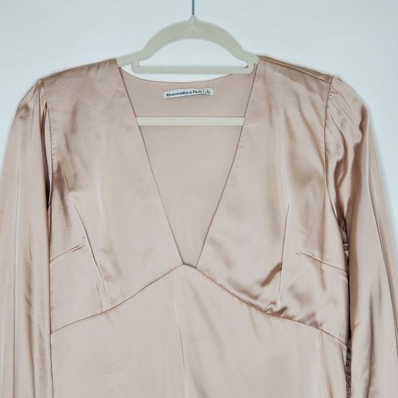 Abercrombie & Fitch Satin Deep V-neck Top Size L Long Sleeve Rose Gold Party NEW - Picture 2 of 11